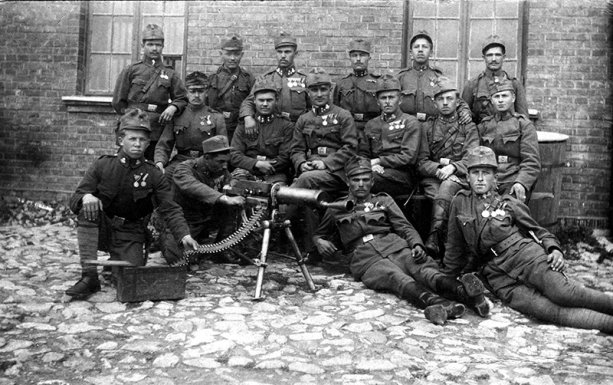 Skupina slovenských poddôstojníkov a vojakov rakúsko-uhorskej armády sa odfotografovala s ťažkým guľometom Schwarzlose M 07/12 kalibru 8 mm. Vyznamenania na hrudi väčšiny z nich svedčia, že ide o veteránov ťažkých bojov.