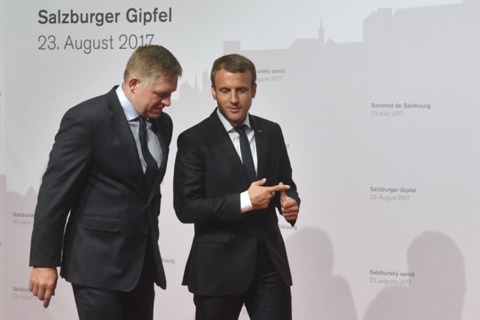 Slovenský premiér Robert Fico a francúzsky prezident Emmanuel Macron v Salzburgu. Foto – AP