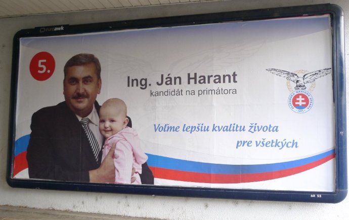 Keď dnešný šéf úradu práce v Považskej Bystrici kandidoval za SNS, v komunálnych voľbách 2010 si dal na bilbord aj malé dieťa. Foto – Juraj Smatana/povazska-bystrica.otvorene.sk