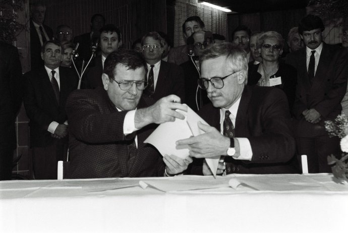 Vladimír Mečiar a Václav Klaus pri rozdeľovaní ČSFR v októbri 1992 v horskom hoteli Javorina, kde podľa Klausa už preberali len detaily. Foto – TASR