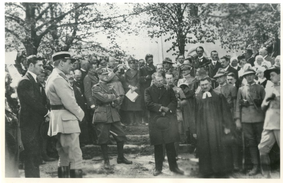 Vavro Šrobár (v strede) na smútočnom zhromaždení po smrti Milana Rastislava Štefánika v roku 1919. Foto – archív Slovenskej národnej knižnice