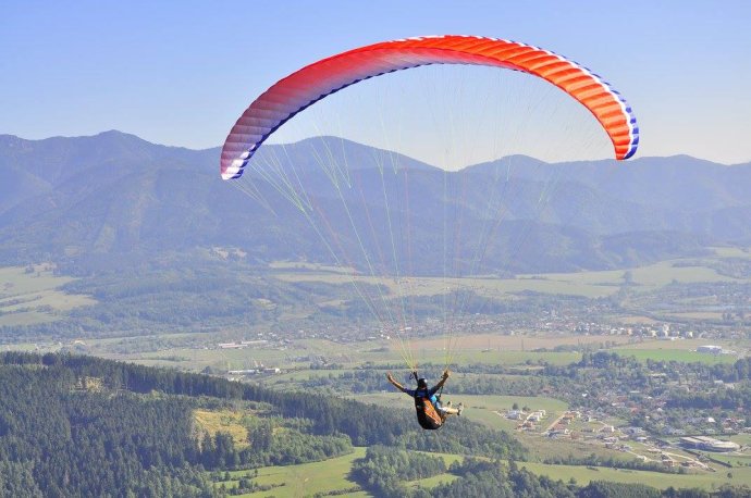 Keď vyjde slnko, paraglidisti hneď idú s padákom von. Foto – ABC Paragliding