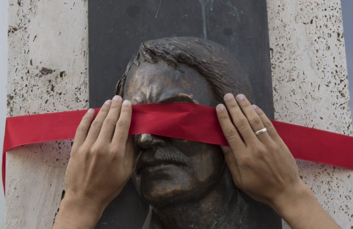Iniciatíva Pamätaj zahaľovala sochám oči červenou páskou. Na snímke socha Jána Langoša, zakladateľa ÚPN, na bratislavskom Námestí SNP. Foto – TASR