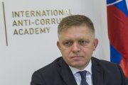 Fico išiel pred pochodom hovoriť o korupcii do Rakúska, s mimovládkami sa viac nestretol