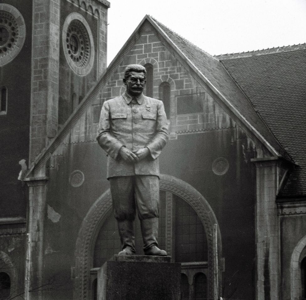 Stalinova socha na Námestí SNP. Foto - Ladislav Roller, 1949, TASR