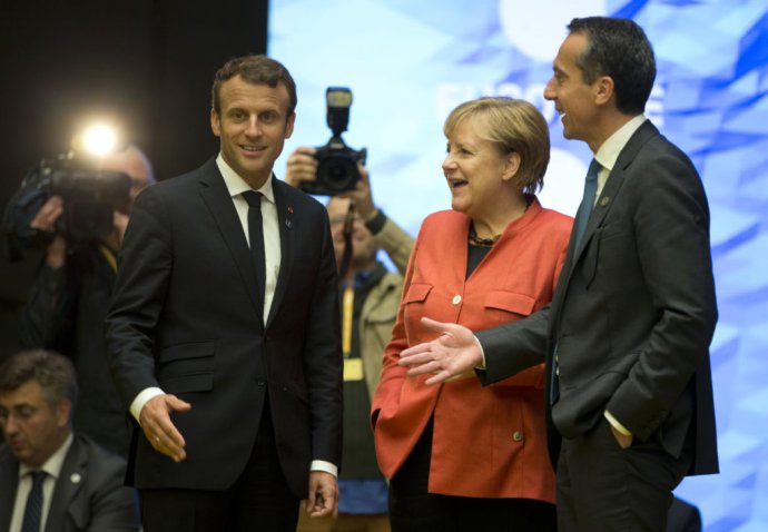 Francúzsky prezident Emmanuel Macron, nemecká kancelárka Angela Merkelová a jej rakúsky kolega Christian Kern. Foto – TASR/AP