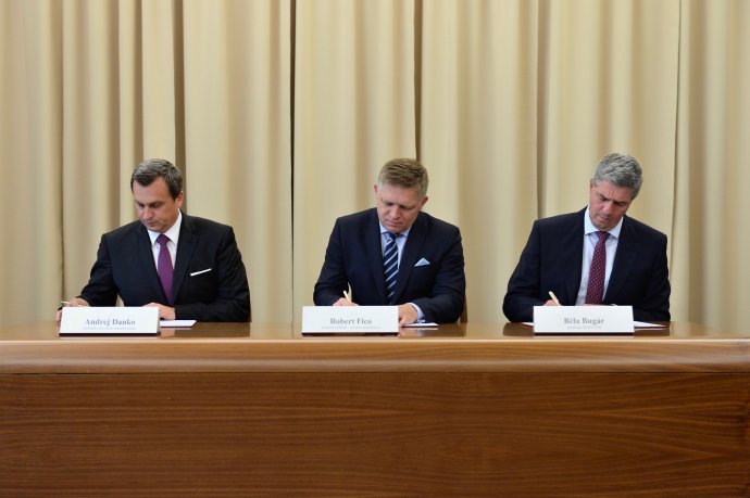 Podpis k dodatku koaličnej zmluvy. Foto N – Vladimír Šimíček