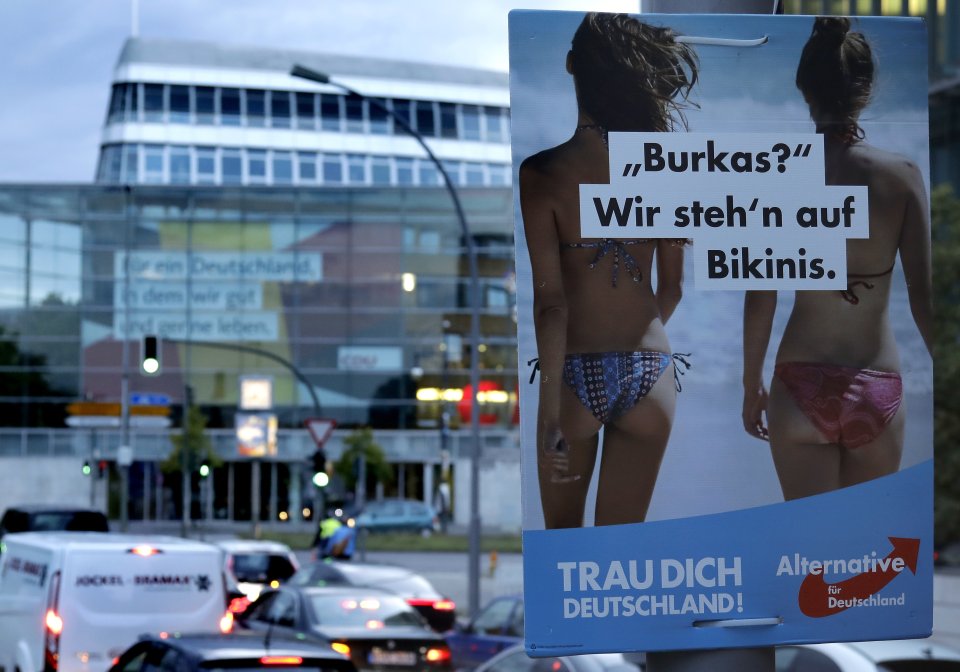 „Burky? Preferujeme bikiny“ – jeden z bilbordov Alternatívy pre Nemecko. Foto – TASR/AP