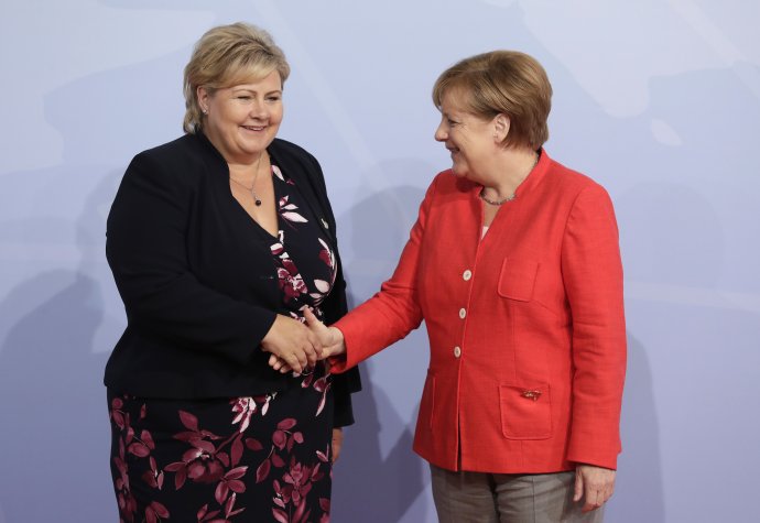 Erna Solbergová (vľavo) považuje Merkelovú za najvýznamnejšiu političku v Európe. Foto – AP