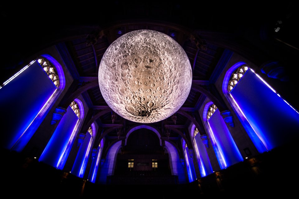 Jedným z najpôsobivejších diel bude aj monumentálny mesiac, ktorého priemer je sedem metrov, pozostáva z detailných záberov NASA z povrchu Mesiaca. Foto - Simon Galloway