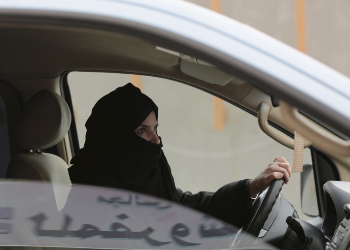 Azíza Aljusúfová bojovala za práva žien šoférovať. Na snímke z roku 2014 je počas protestnej jazdy. Foto – AP