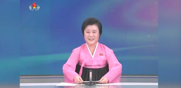 Ružová pani Ri Čchun-hi, najznámejšia hlásateľka severokórejských správ, sa na obrazovky vrátila z dôchodku. Reprofoto N