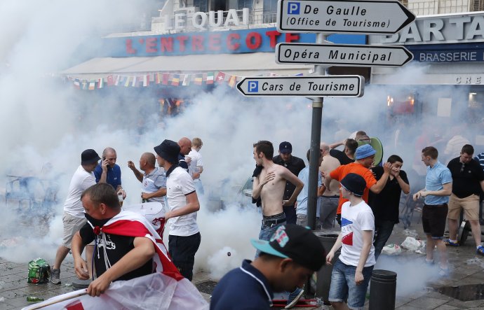 Problémoví futbaloví fanúšikovia z Nemecka prišili aj na Euro 2016 vo Francúzsku. Vďaka precíznym bezpečnostným opatreniam ich však bolo len niekoľko desiatok. Foto – AP.
