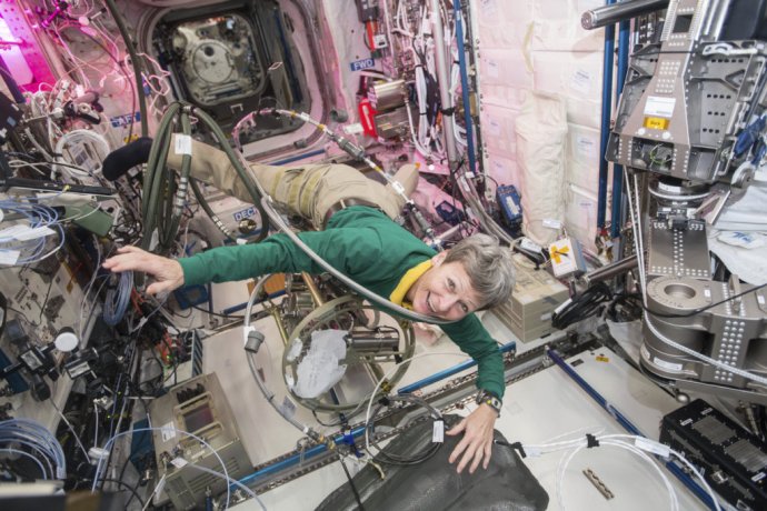 Peggy Whitsonová poletuje na medzinárodnej vesmírnej stanici. Foto – NASA/AP
