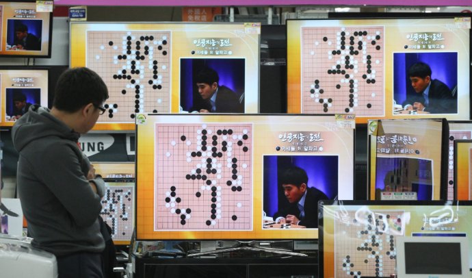 Program s umelou inteligenciou AlphaGo práve poráža 18-násobného svetového šampióna z Južnej Kórey. Tento moment motivoval Čínu k masívnej podpore AI. Foto – TASR/AP