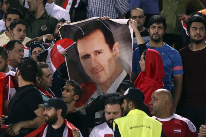 Futbalový fanúšik s portrétom Baššára Asada na štadióne v Teheráne. Irán je spolu s Moskvou hlavným spojencom sýrskeho prezidenta. Foto – TASR/AP