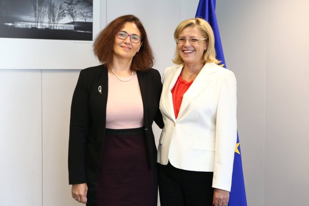 Zdroj fotografie: FB Corina Cretu | Ministerka Martina Lubyová sa stretla v Bruseli s eurokomisárkou Corinou Crețuovou