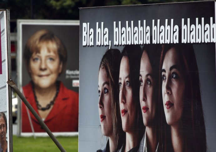 V popredí satirický plagát strany Die Partei. Foto – TASR/AP