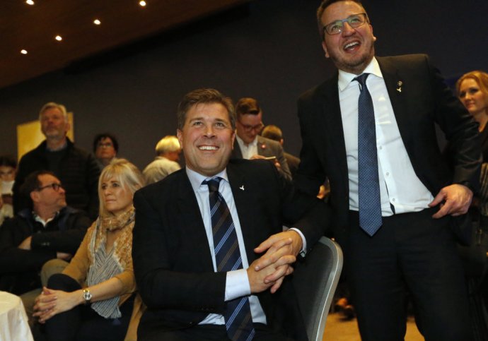 Šéf Strany nezávislosti Bjarni Benediktsson (vľavo) sa usmieva po predčasných voľbách v októbri 2016. Ako premiér nevydržal ani rok. Foto – TASR/AP