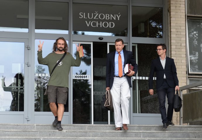 Ľuboš Lorenz a advokáti Daniel Lipšic s Romanom Frnčom po prepustení. Foto – TASR