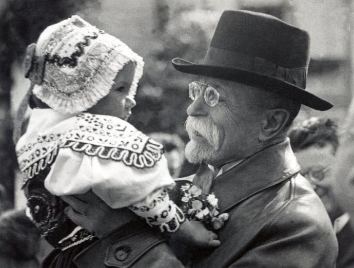 Tomáš Garrigue Masaryk s trojročnou Evou Neugebauerovou v náručí. Podľa tejto fotografie z roku 1928 bola neskôr vyrytá vo svete známa poštová známka. Foto - TASR