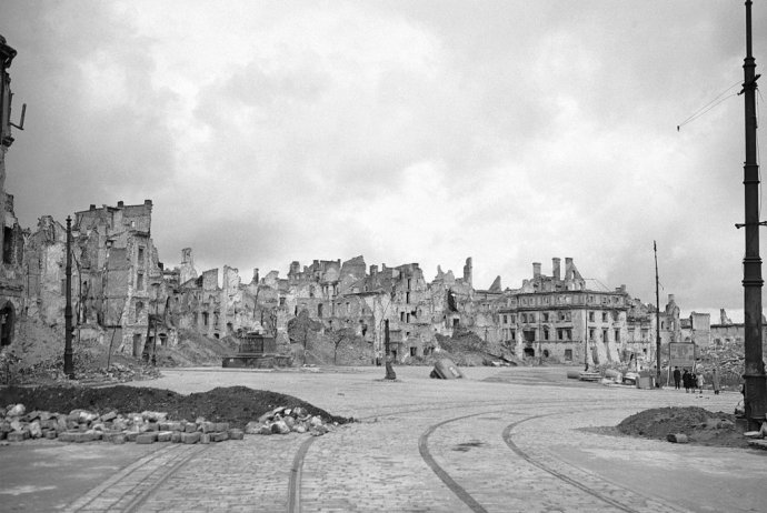 Na archívnej snímke z 1. októbra 1945 je Varšava, ktorú zničili Nemci počas 2. svetovej vojny. Poľský parlament sa zaoberá otázkou, či môže krajina žiadať od Nemecka reparácie za rozsiahle škody spôsobené počas druhej svetovej vojny. FOTO - TASR/AP