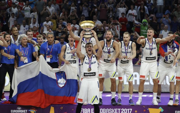 Slovinský basketbalista Goran Dragič dvíha nad hlavu trofej po výhre nad Srbskom vo finále ME v basketbale v Istanbule 17. septembra 2017. Foto – tasr/ap