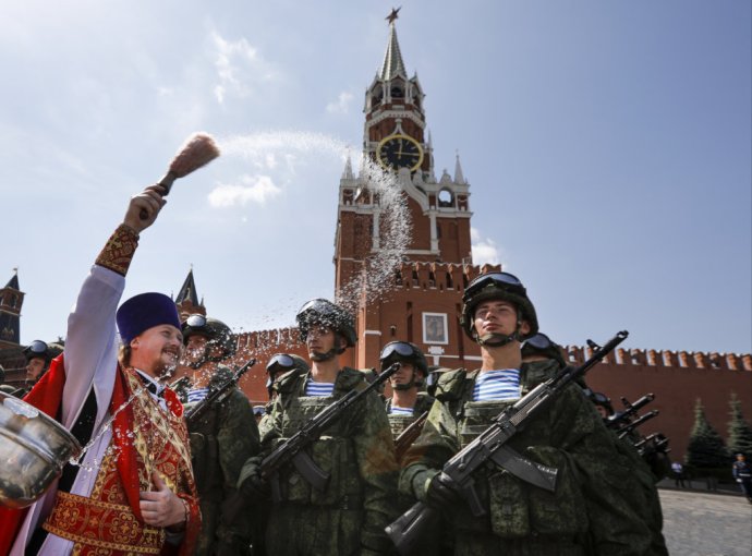 Pravoslávny pop požehnáva ruských vojakov. Ilustračné foto – TASR/AP