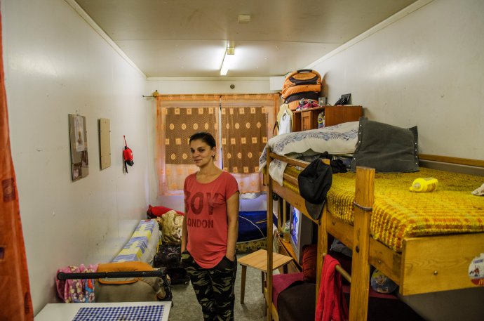 Unimobunky, v ktorých sa tlačia mnohopočetné rodiny. Foto N - Peter Kováč