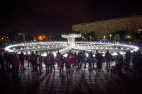 Fontána Družba na Námestí slobody počas Bielej noci v roku 2017. Foto N – Vladimír Šimíček