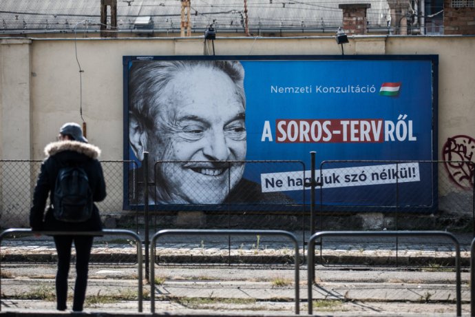 Soros na bilbordoch ako hlavný nepriateľ Maďarska. Financované zo štátnej kasy. Foto – Ákos Stiller