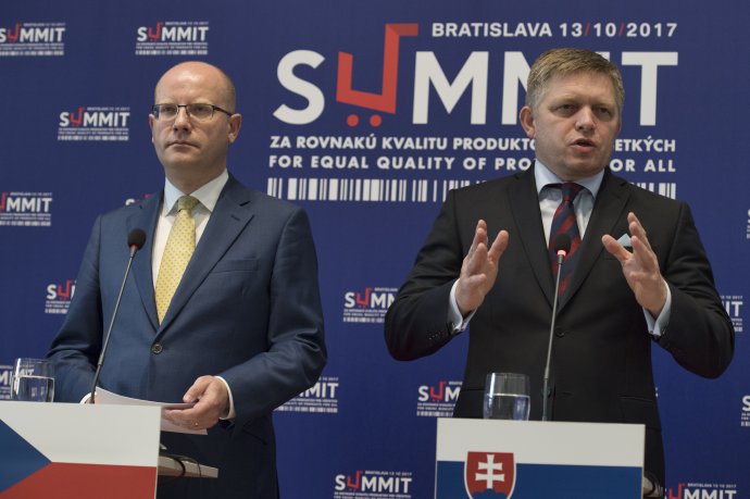 Bohuslav Sobotka a Robert Fico počas tlačovej konferencie na samite Za rovnakú kvalitu produktov pre všetkých 13. októbra 2017 v Bratislave. Foto – TASR