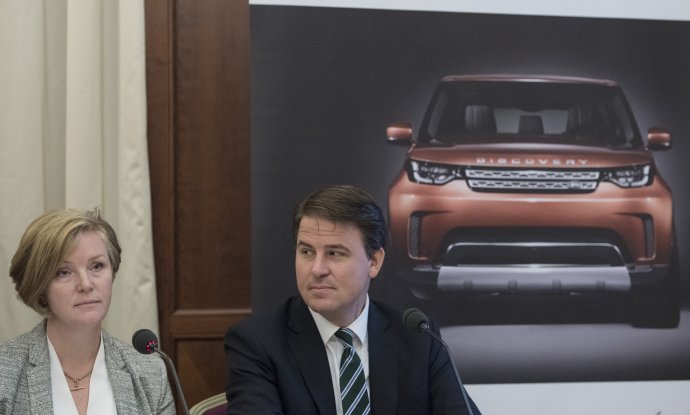 Riaditeľka ľudských zdrojov Jaguar Land Rover Slovakia Nicci Cooková a prevádzkový riaditeľ Alexander Wortberg. Foto - TASR