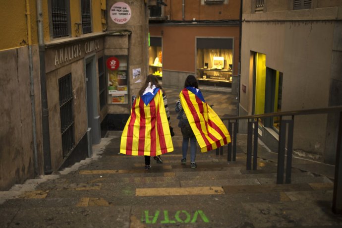 Ženy s „esteladas“, katalánskymi vlajkami. Foto – TASR/AP
