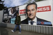Sú proti migrantom a chcú do V4. Rakúsko čakajú voľby, po ktorých sa môžu populisti dostať do vlády