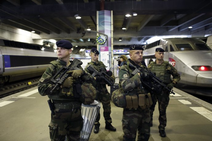 Francúzski vojaci hliadkujú na vlakovej stanici v Paríži. Foto – TASR/AP