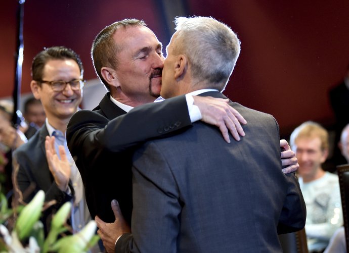 Karl Kreile a Bodo Mende uzavreli ako prví manželstvo v Nemecku. Foto – AP