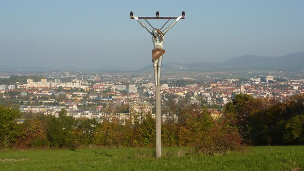Socha plechového Krista nad Prešovom bola realizovaná počas sochárskeho sympózia Práci česť! 2014 a autorom myšlienky je Matúš Duchoň.