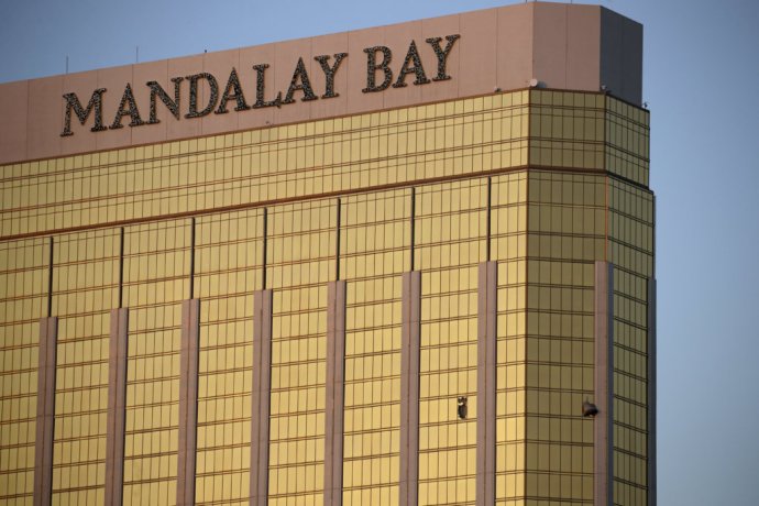 Rozbité okná hotela Mandalay Bay, z ktorého strieľal útočník na účastníkov country koncertu v meste Las Vegas. Foto – TASR/AP