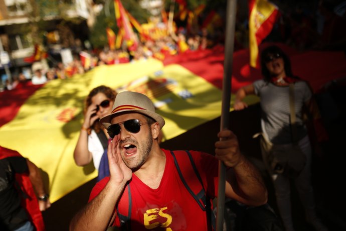 Demonštranti počas pochodu proti nezávislosti Katalánska. Foto – TASR/AP