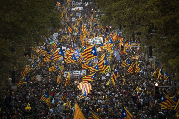 Masívna demonštrácia v Barcelone proti zavretiu dvoch občianskych lídrov. Foto – TASR/AP