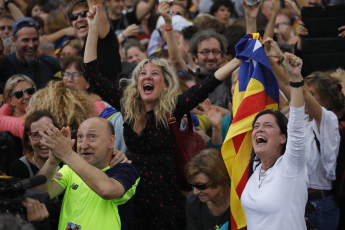 Demonštranti sledujúci rozpravu v katalánskom parlamente po ukázaní výsledkov hlasovania prepukli v radosť. Foto – tasr/ap