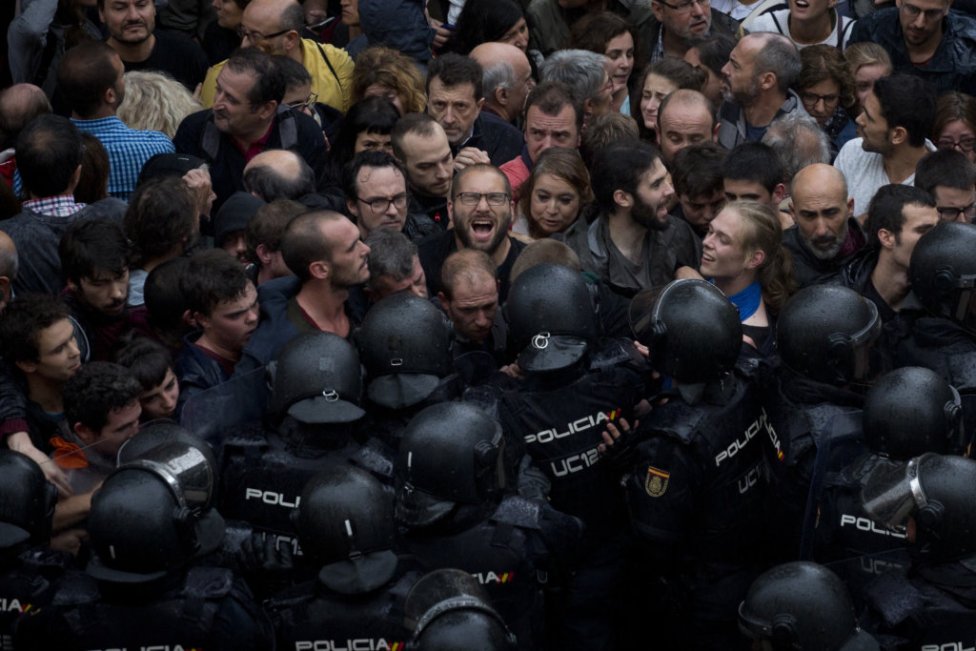 Násilný priebeh protiústavného referenda v Katalánsku. Foto – TASR/AP