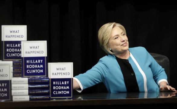 Hillary Clintonová a jej kniha Čo sa stalo. Foto – AP