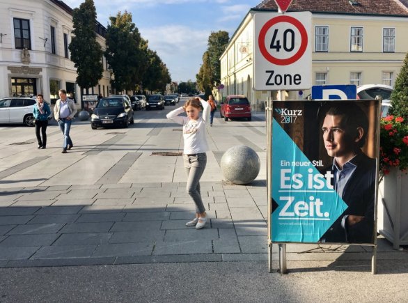 Je čas. Predvolebný slogan favorita volieb Sebastiana Kurza. Foto – Mirek Tóda