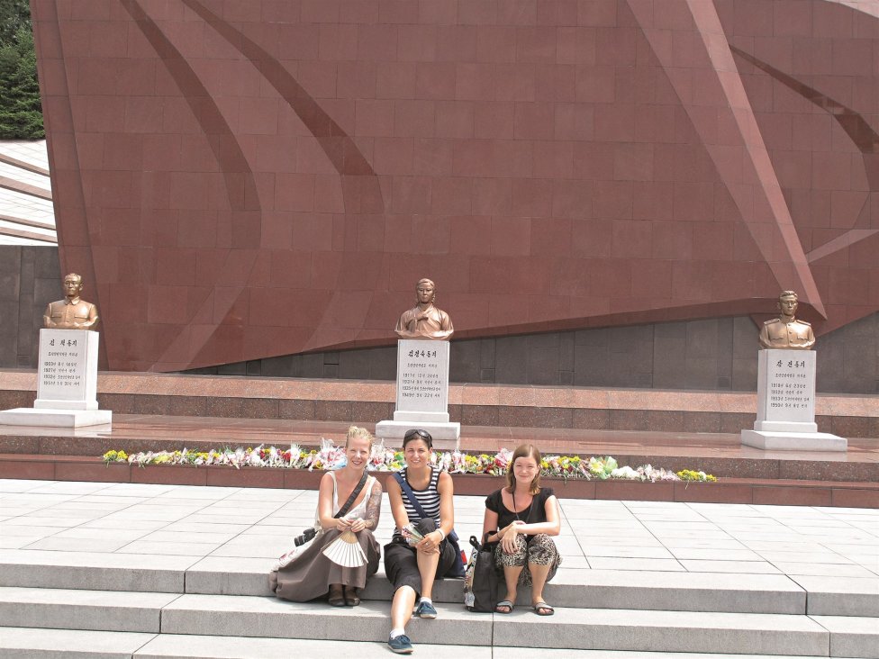 Nina Špitálníková (vľavo) s kamarátkami v Severnej Kórei. Foto - Nina Špitalníková