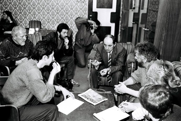 Prvý podpredseda vlády Československej socialistickej republiky Ján Čarnogurský (uprostred) sa stretol 16. decembra 1989 v Bratislave s aktivistami VPN, zľava Ján Budaj, Miroslav Kusý, Oleg Pastier a vpravo Fedor Gál. Foto - TASR