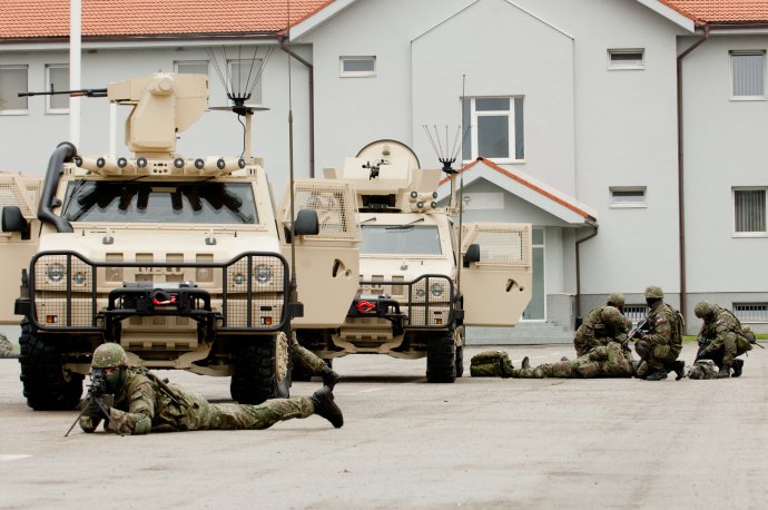 Desať ľahkých vozidiel Iveco, ktoré kúpila ešte prvá Ficova vláda, sú jedni z mála moderných strojov vo výzbroji armády. Foto - Archív N