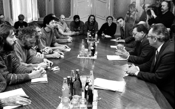 Predstavitelia slovenskej komunistickej vlády sa 30. novembra 1989 stretli so zástupcami VPN. Na zábere zľava: Ladislav Snopko, Fedor Gál, Milan Kňažko, Ján Budaj, Martin Šimečka, František Mikloško, Peter Tatár, Ján Langoš, László Szigeti, Vojtech Kresanko (tretí sprava), predseda vlády Pavel Hrivnák a Milan Čič . Foto – archív TASR