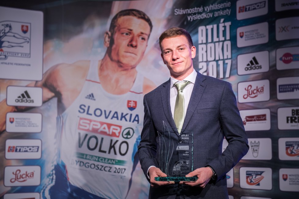 Ján Volko pri preberaní ocenenia Atlét roka 2017. Foto TASR.
